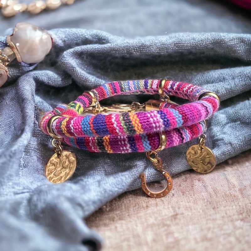 Różowa bransoletka boho, z podkowami